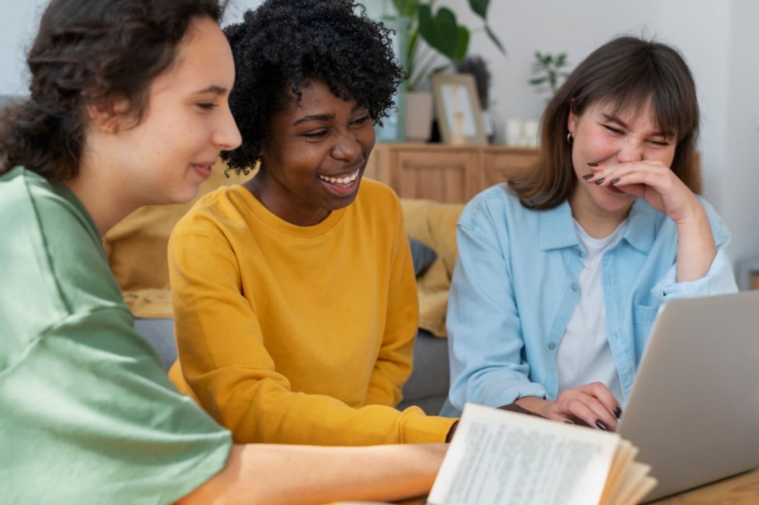 Ambiente di apprendimento professionale con materiali legali e documentazione pratica